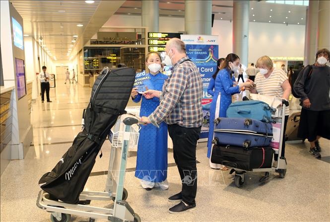 Nhân viên VNPT Đà Nẵng hướng dẫn du khách quốc tế sử dụng sim điện thoại miễn phí khi vừa đến Sân bay quốc tế Đà Nẵng.