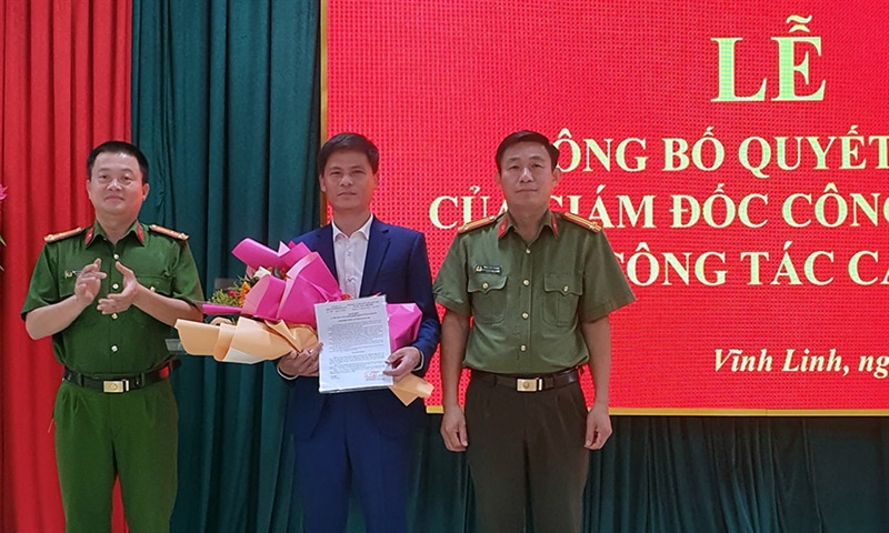 Lãnh đạo Công an huyện Vĩnh Linh chúc mừng anh Nguyễn Ngọc Hải.