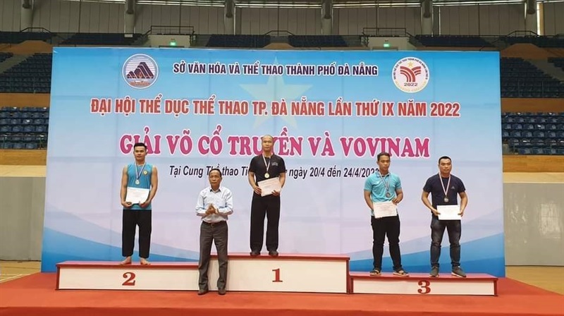 Ban tổ chức trao huy chương cho các VĐV đoạt giải.