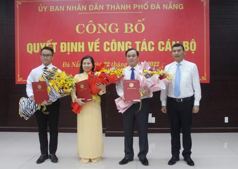 Phó Chủ tịch UBND thành phố Đà Nẵng trao quyết định bổ nhiệm ông Nghĩa, bà Nga và ông Phúc