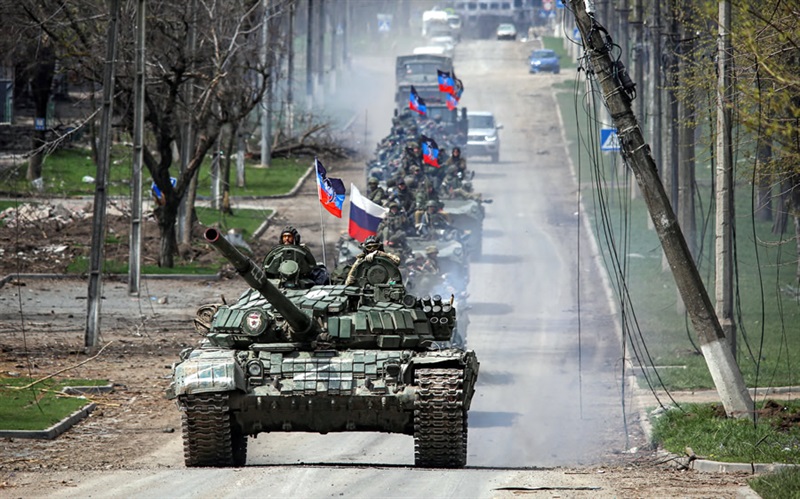 Đoàn xe quân sự của lực lượng dân quân thân Nga di chuyển tại Mariupol, Donbass hôm 21-4. Ảnh: Reuters