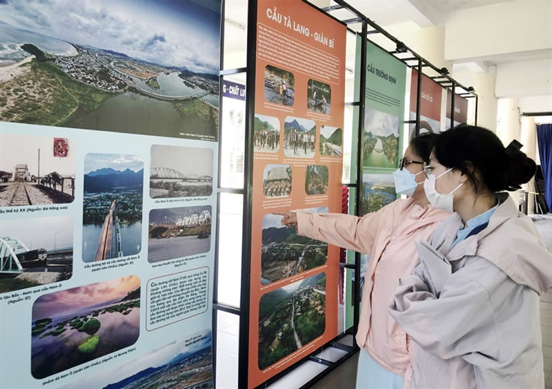 Học sinh Trường THPT chuyên Lê Quý Đôn thưởng lãm hình ảnh những cây cầu và chợ trên địa bàn TP Đà Nẵng. ảnh: P.T