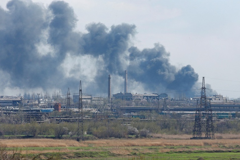 Khói bốc lên từ phía nhà máy thép Azovstal ở Mariupol, Ukraine, ngày 20-4. Ảnh: Reuters
