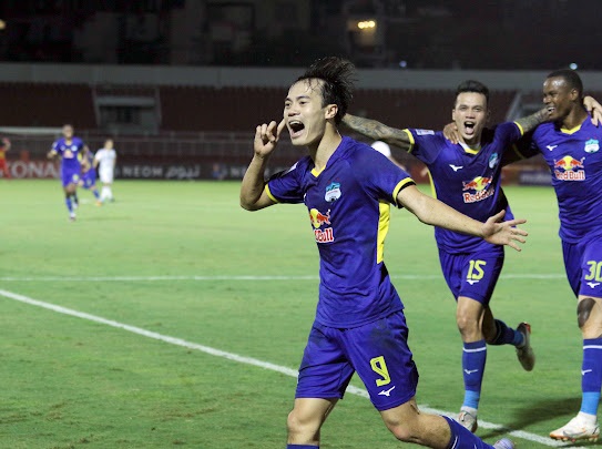 Văn Toàn ăn mừng bàn thắng giữ lại 1 điểm cho HAGL trước đương kim vô địch J-League.