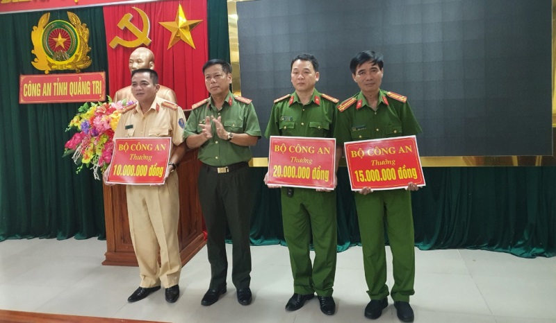 Thừa ủy quyền, Đại tá Nguyễn Văn Thanh trao thưởng cho các đơn vị.