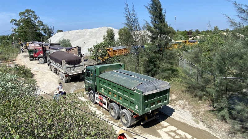 Những xe chở đá đi qua hầm chui Cao tốc Đà Nẵng - Quảng Ngãi có dấu hiệu vi phạm chiều cao khống chế của đường hầm.