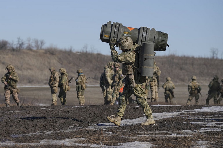 Một quân nhân Ukraine mang vũ khí chống tăng NLAW trong cuộc tập trận trong Chiến dịch Liên hợp, ở vùng Donetsk, miền đông Ukraine, vào ngày 15-2. Ảnh: AP