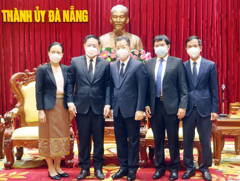 Tổng Lãnh sự Lào tại Đà Nẵng Viengxay Phommachanh cùng phu nhân (bên trái) chụp ảnh lưu niệm cùng lãnh đạo TP Đà Nẵng.