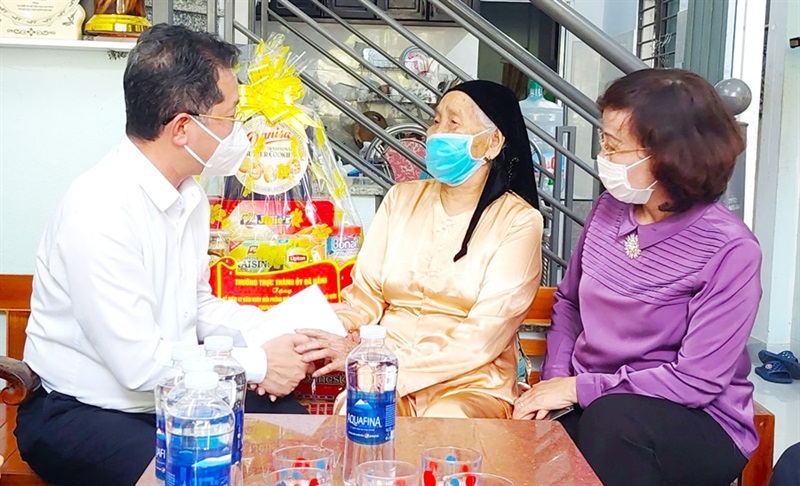 Lãnh đạo TP Đà Nẵng thăm, tặng quà cho Mẹ Việt Nam Anh hùng Nguyễn Thị Đỗ.
