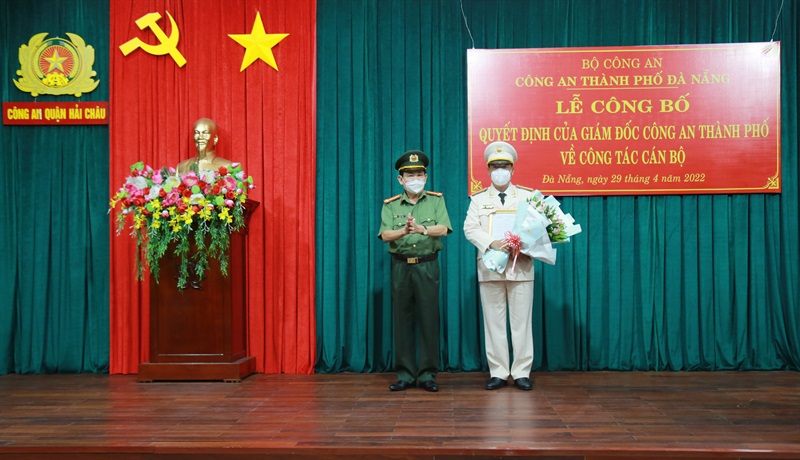 Lãnh đạo Công an TP và quận Hải Châu tặng hoa chúc mừng Thiếu tá Bùi Thanh Xuân.