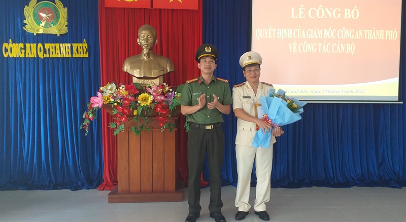 Lãnh đạo CATP, CAQ, Quận ủy Thanh Khê chụp ảnh chung cùng tân Phó Trưởng CAQ Thanh Khê sau buổi lễ