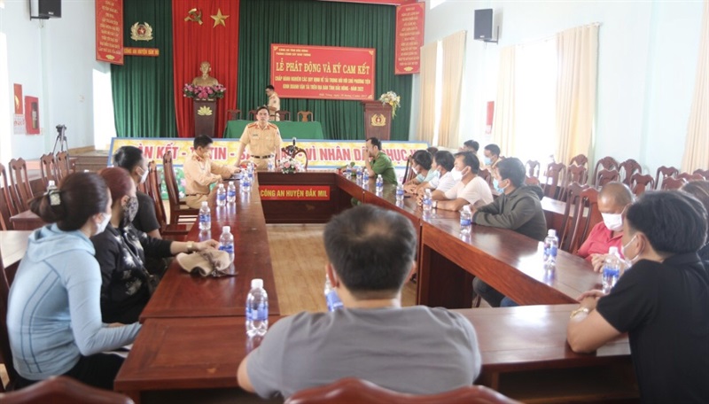 Thượng tá Văn Ngọc Lập, Phó trưởng Phòng CSGT Công an tỉnh phát biểu tại buổi ký cam kết