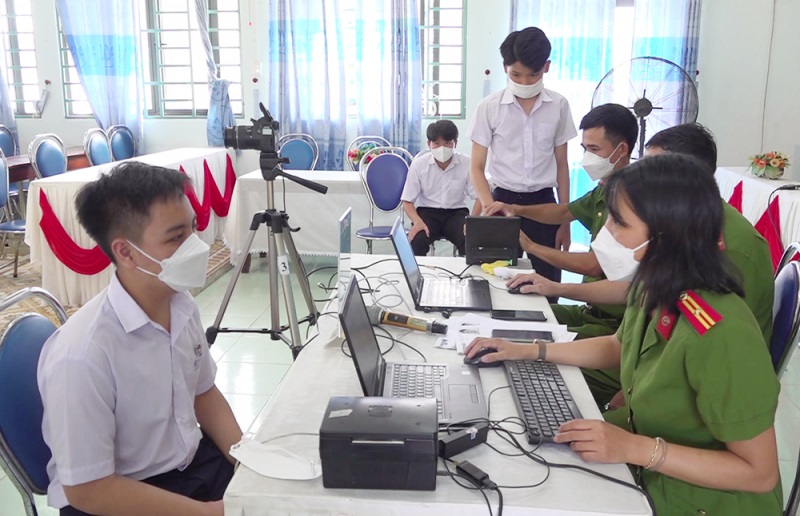 Tổ công tác Công an TP Tam Kỳ làm thủ tục cấp CCCD cho các em học sinh Trường THCS Lê Hồng Phong.