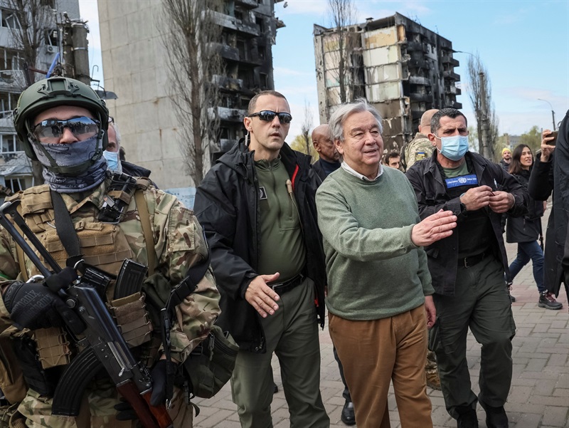 Tổng thư ký LHQ Guterres đến thăm thị trấn Borodianka, ngoại ô Kiev, Ukraine. Ảnh: Reuters