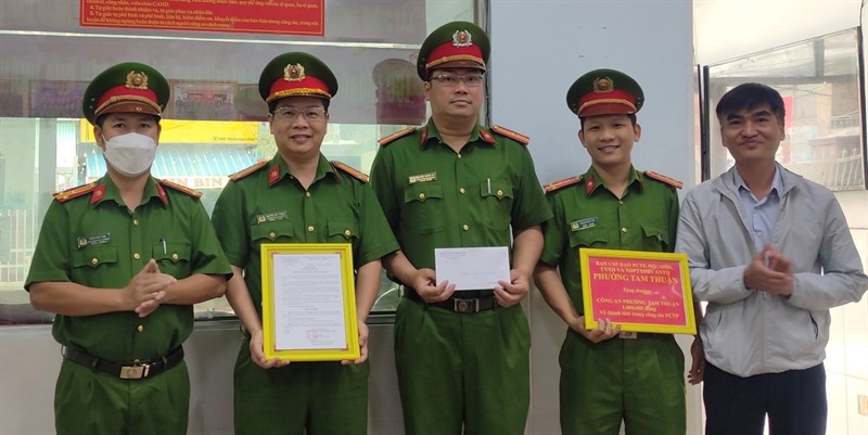 Lãnh đạo CAQ Thanh Khê và UBND P. Tam Thuận khen thưởng CAP Tam Thuận