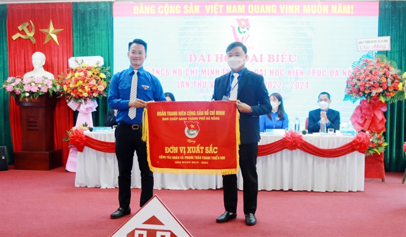 Anh Nguyễn Mạnh Dũng trao Cờ thi đua xuất sắc giai đoạn 2019-2021 cho Đoàn trường ĐH Kiến trúc.