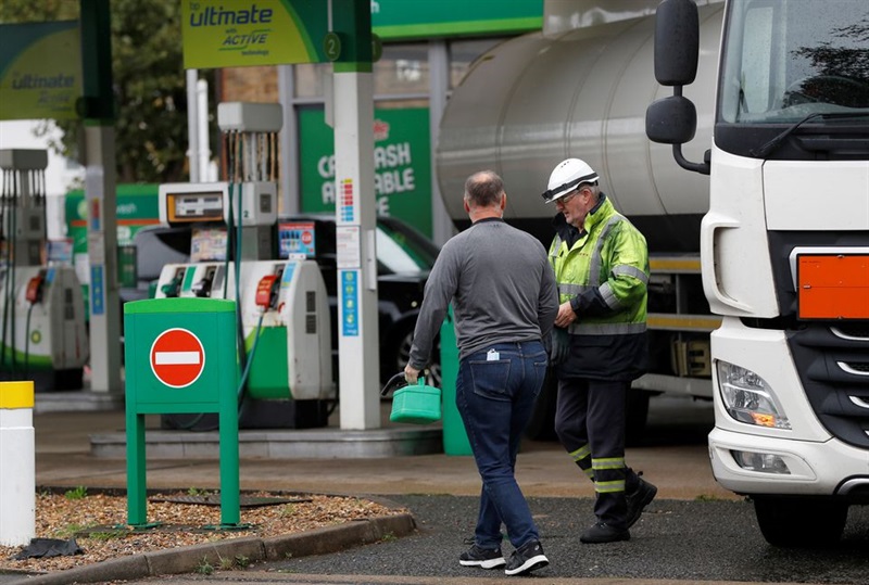Một trạm nạp năng lượng của BP ở Hersham, Anh. Ảnh: Reuters