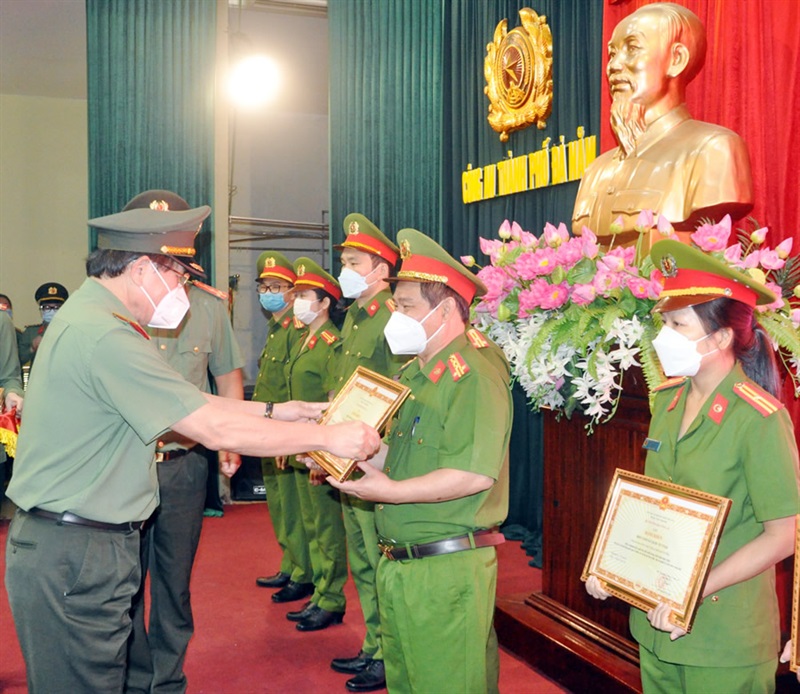 Thừa ủy quyền của Bộ trưởng Bộ Công an, Đại tá Phan Văn Dũng - Phó Giám đốc Công an TP Đà Nẵng trao Bằng khen cho các tập thể và cá nhân có thành tích xuất sắc trong hưởng ứng phong trào thi đua đặc biệt phòng, chống COVID-19.