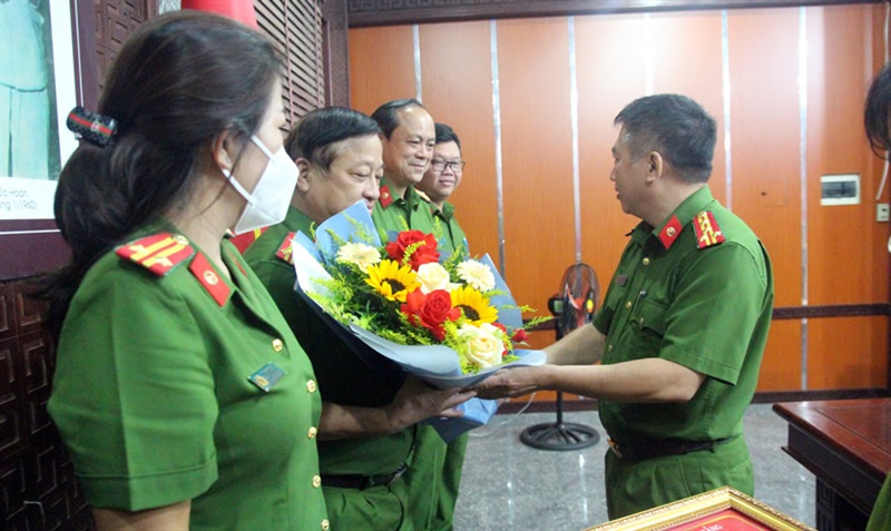 Đại tá Nguyễn Văn Tăng trao thưởng cho Phòng Cảnh sát Kinh tế.