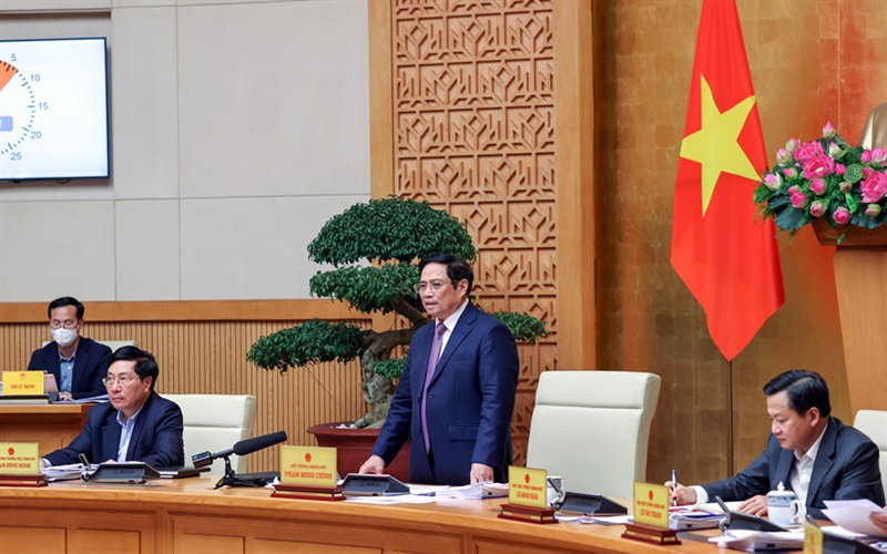 Bộ trưởng Nguyễn Chí Dũng báo cáo về tình hình KT-XH tháng 3 và 3 tháng đầu năm tại Phiên họp.