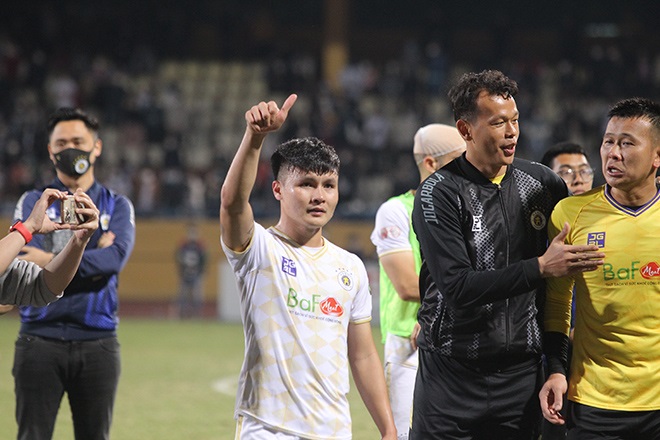 Quang Hải cảm ơn cổ động viên Hà Nội FC sau trận đấu với CLB Viettel.