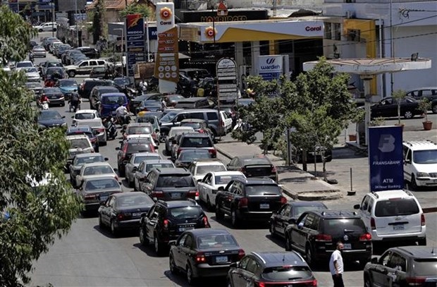 Các phương tiện xếp hàng dài tại trạm xăng ở Beirut trong bối cảnh đối mặt với tình trạng thiếu hụt nhiên liệu trầm trọng, hồi tháng 6-2021. Ảnh: AFP