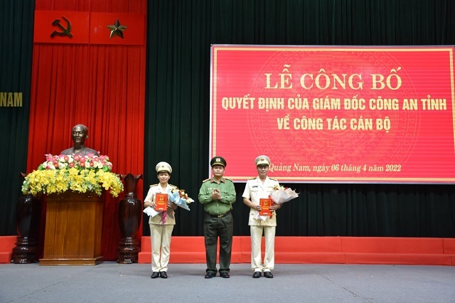 Đại tá Huỳnh Sông Thu trao quyết định cho 2 tân trưởng phòng.
