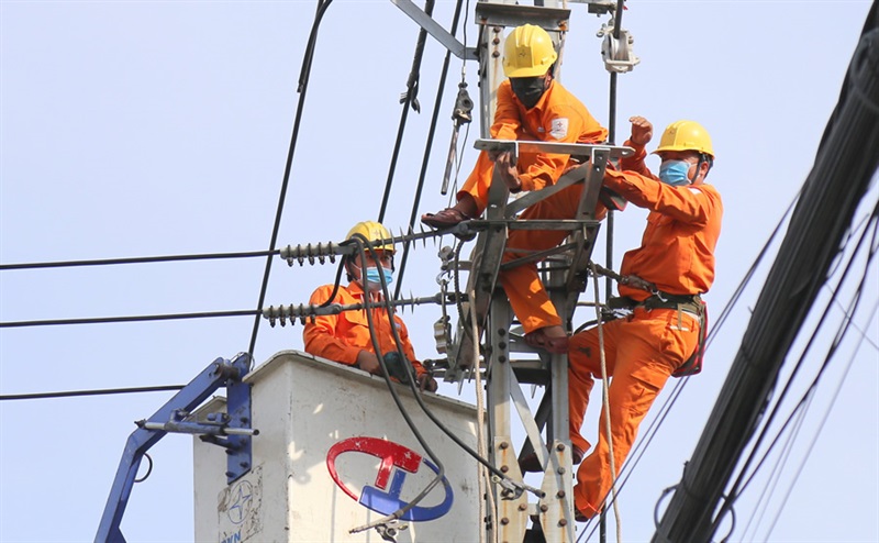 Nhân viên EVNCPC sửa chữa, bảo dưỡng lưới điện.