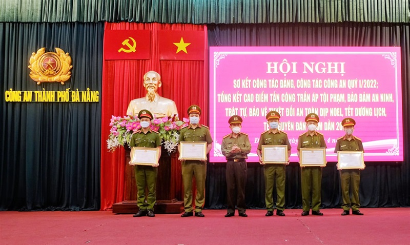
Thừa ủy nhiệm, Đại tá Trần Đình Liên tặng Bằng khen của UBND TP Đà Nẵng cho các tập thể, cá nhân có thành tích trong cao điểm tấn công, truy quét "tín dụng đen" trên địa bàn TP.