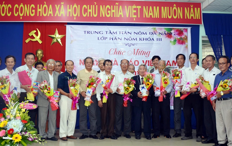 Thầy Nguyễn Đức Thắng- Phó Giám đốc Trung tâm Hán Nôm Đà Nẵng, giảng bài “Tùng sư” năm 2020. (Ảnh chụp thời điểm chưa bùng phát dịch COVID-19)