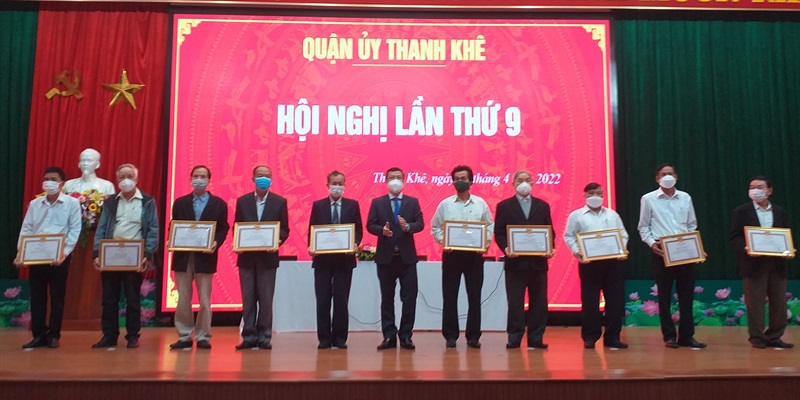 Ông Trần Thắng Lợi trao tặng Bằng khen của Ban Thường vụ Thành ủy Đà Nẵng cho các đồng chí Bí thư chi bộ Khu dân cư trên địa bàn Q.Sơn Trà.