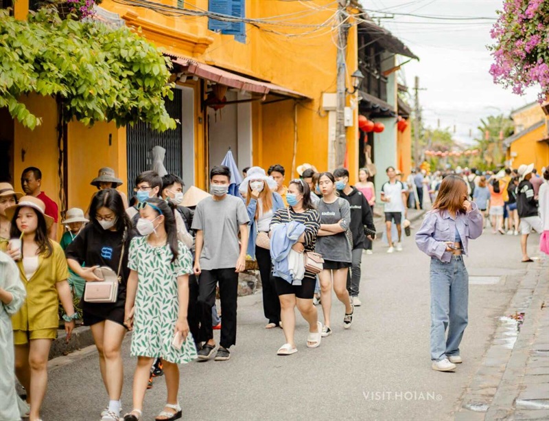 Đông đảo du khách đến Hội An (Quảng Nam) trong dịp khai mạc Năm Du lịch quốc gia 2022.