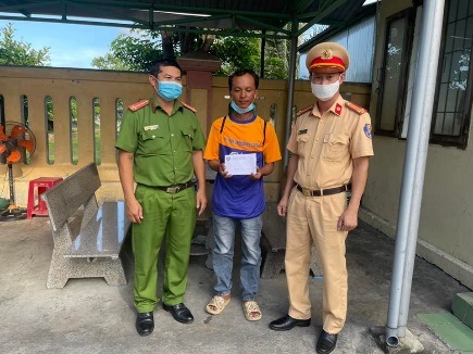 Công an phường Phổ Vinh và Trạm CSGT Đức Phổ phối hợp giúp anh Thắng về quê an toàn.
