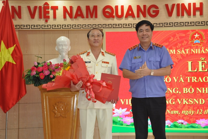 Ông Nguyễn Quang Dũng trao quyết định bổ nhiệm Viện trưởng VKSND Quảng Nam cho ông Trần Hoài Nam.