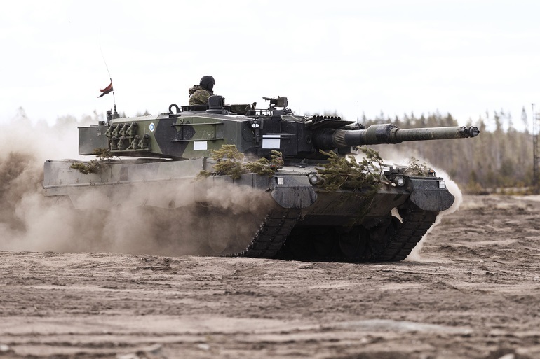 Một xe tăng Leopard 2A6 của Phần Lan trong cuộc tập trận chung với Anh, Latvia, Estonia ngày 4-5. Ảnh: Getty