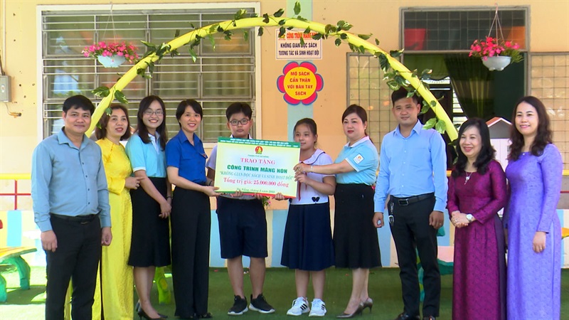 Trao tặng thư viện mở cho trường tiểu học Duy Tân.