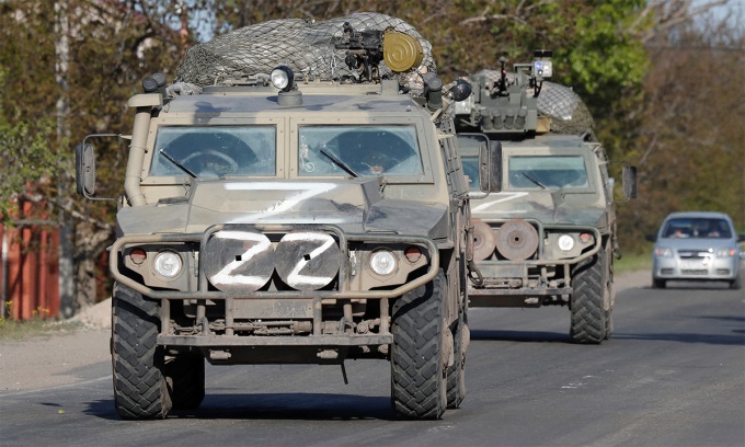 Thiết giáp của phe ly khai thân Nga đi qua làng Bezimenne thuộc tỉnh Donetsk, Ukraine ngày 7-5. Ảnh: Reuters