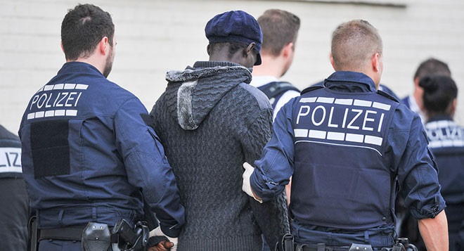 Cảnh sát Đức bắt giữ một tên tội phạm.