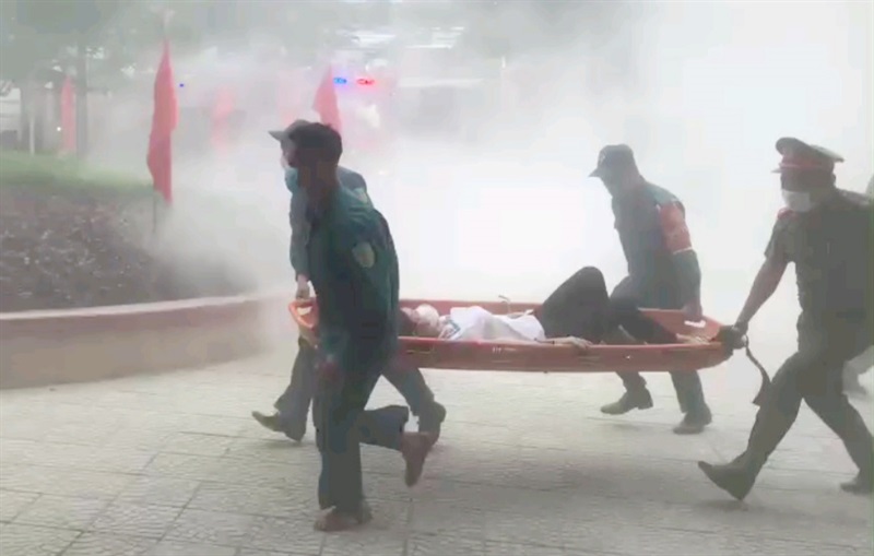 Lực lượng PCCC và CNCH xã Hòa Phú khẩn trương đưa người bị nạn đến nơi an toàn.