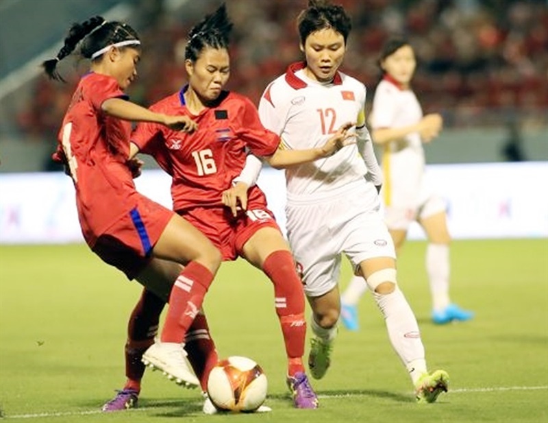 Đội tuyển nữ Việt Nam (phải) đã dễ dàng đánh bại Campuchia để tiến vào bán kết SEA Games 31 với ngôi nhất bảng A.