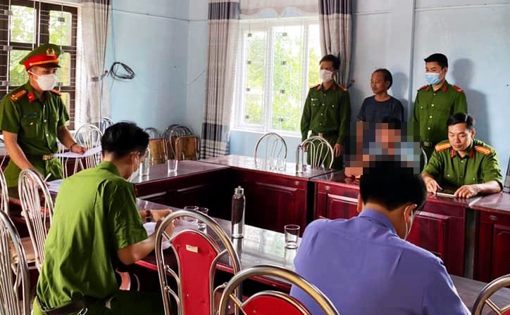 Cơ quan Công an đọc lệnh khởi tố bị can Thuận.
