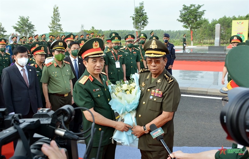Phó Thủ tướng, Bộ trưởng Bộ Quốc phòng Campuchia Samdech Pichey Sena Tea Banh đón Đại tướng Phan Văn Giang tại cửa khẩu Trapeang Sre.