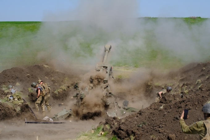 Hình ảnh pháo binh Ukraine sử dụng pháo M777 155 mm do Mỹ cung cấp, được Tổng tham mưu trưởng Valerii Zaluzhnyi công bố ngày 13-5.