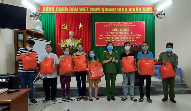 CAP Hòa Thuận Tây tổ chức tuyên truyền và tặng quà cho người dân khó khăn.