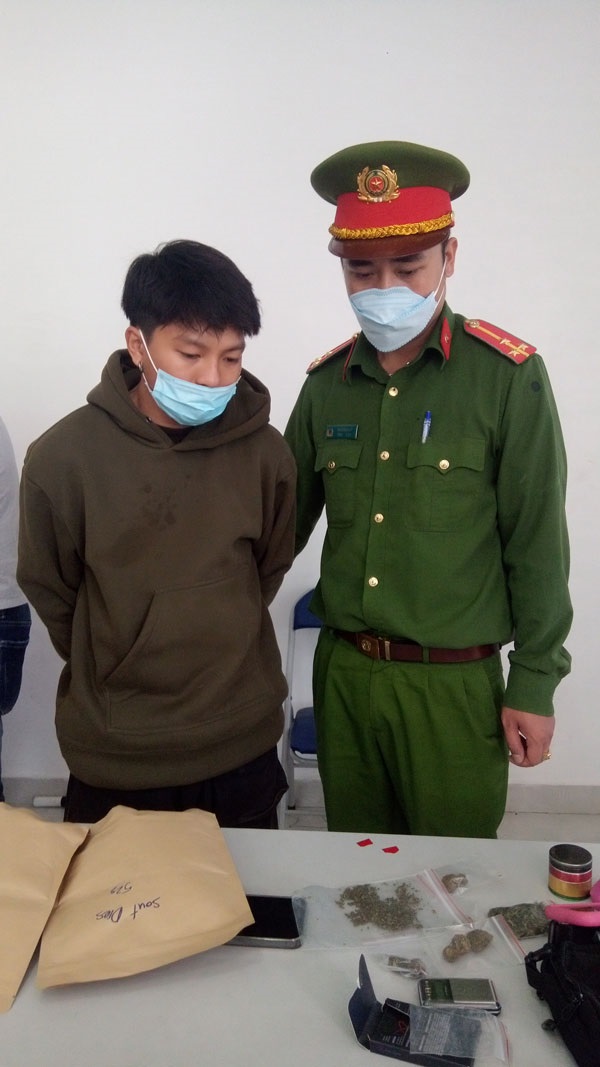 Nguyễn Ngọc Đức bị bắt giữ cũng tang vật.