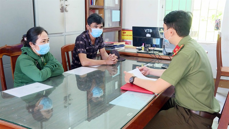 Đối tượng chủ mưu Trần Thị Kim Hoa và số sổ đỏ giả bị cơ quan Công an thu giữ.
