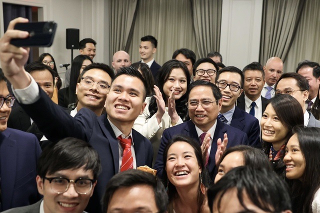 Thủ tướng Phạm Minh Chính và các thanh niên, sinh viên Việt Nam tại New York.