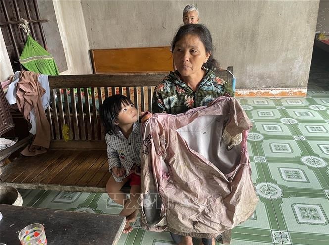 Áo khoác của bà Phạm Thị Tẹo bị rách nhiều chỗ trong quá trình đi lạc trong rừng.