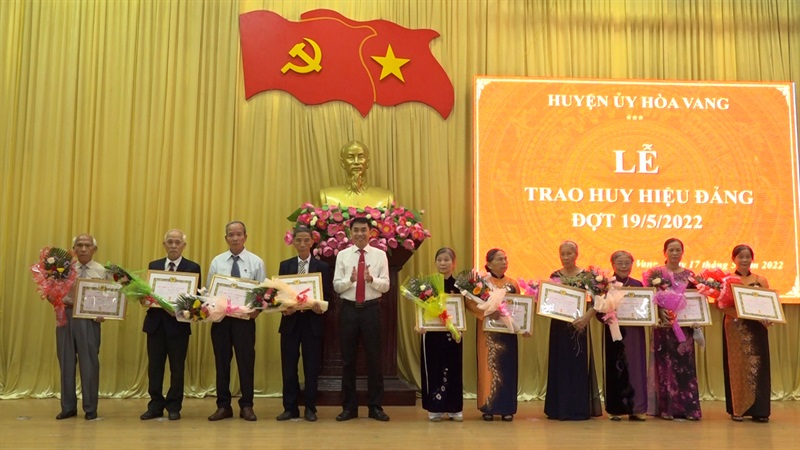 Huyện ủy Hòa Vang trao Huy hiệu Đảng đợt 19-5 cho các đảng viên đủ tiêu chuẩn.