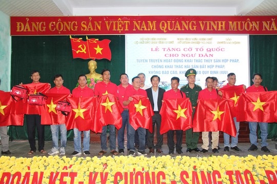 Chủ tịch UBND tỉnh Thừa Thiên - Huế cùng các đơn vị trao tặng 10.000 cờ Tổ quốc cho ngư dân.